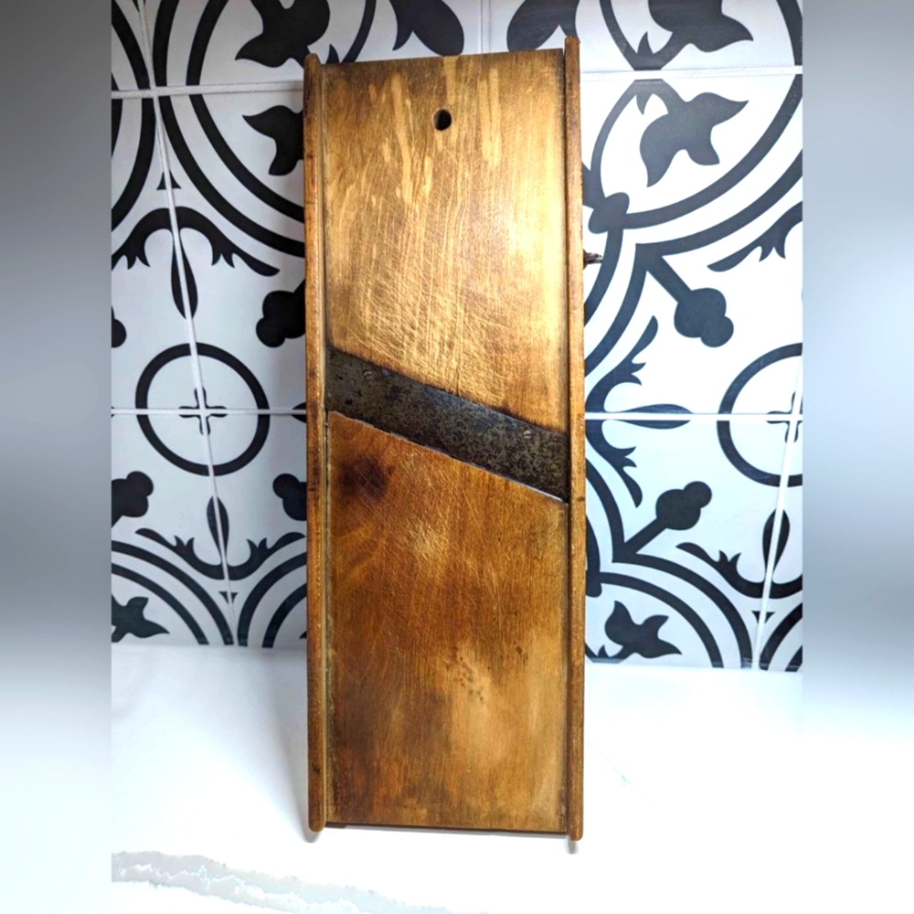 VINTAGE TUCKER AND DORSEY KRAUT/CABBAGE SLICER